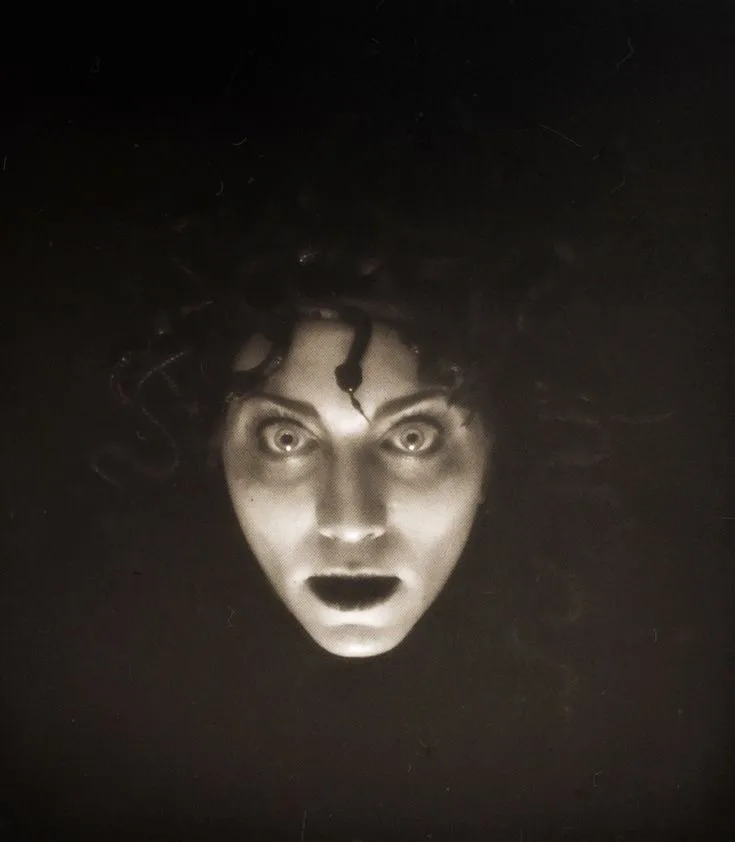 Місячне прокляття, магічна кров та потойбічна сила: Як жанр горору зображує менструацію у кіно