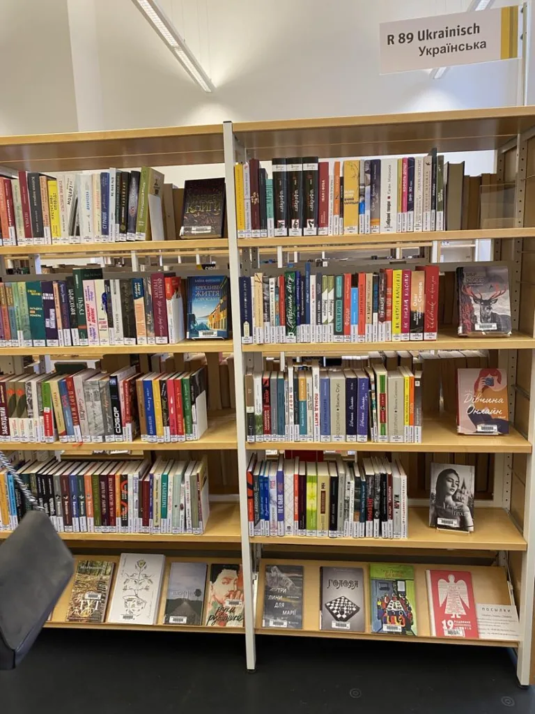 Книжкові волонтерки: Як і для кого жінки відкривають українські бібліотеки за кордоном