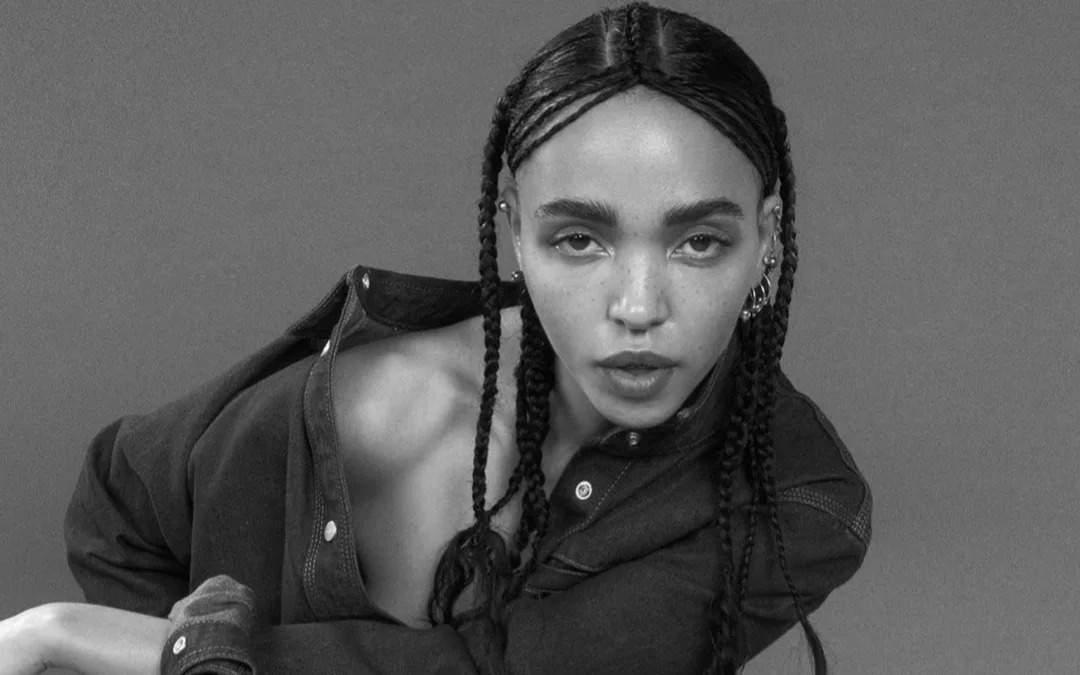 У Британії через скарги в об’єктивації жінок заборонили рекламу Calvin Klein із FKA Twigs — співачка заявила про подвійні стандарти