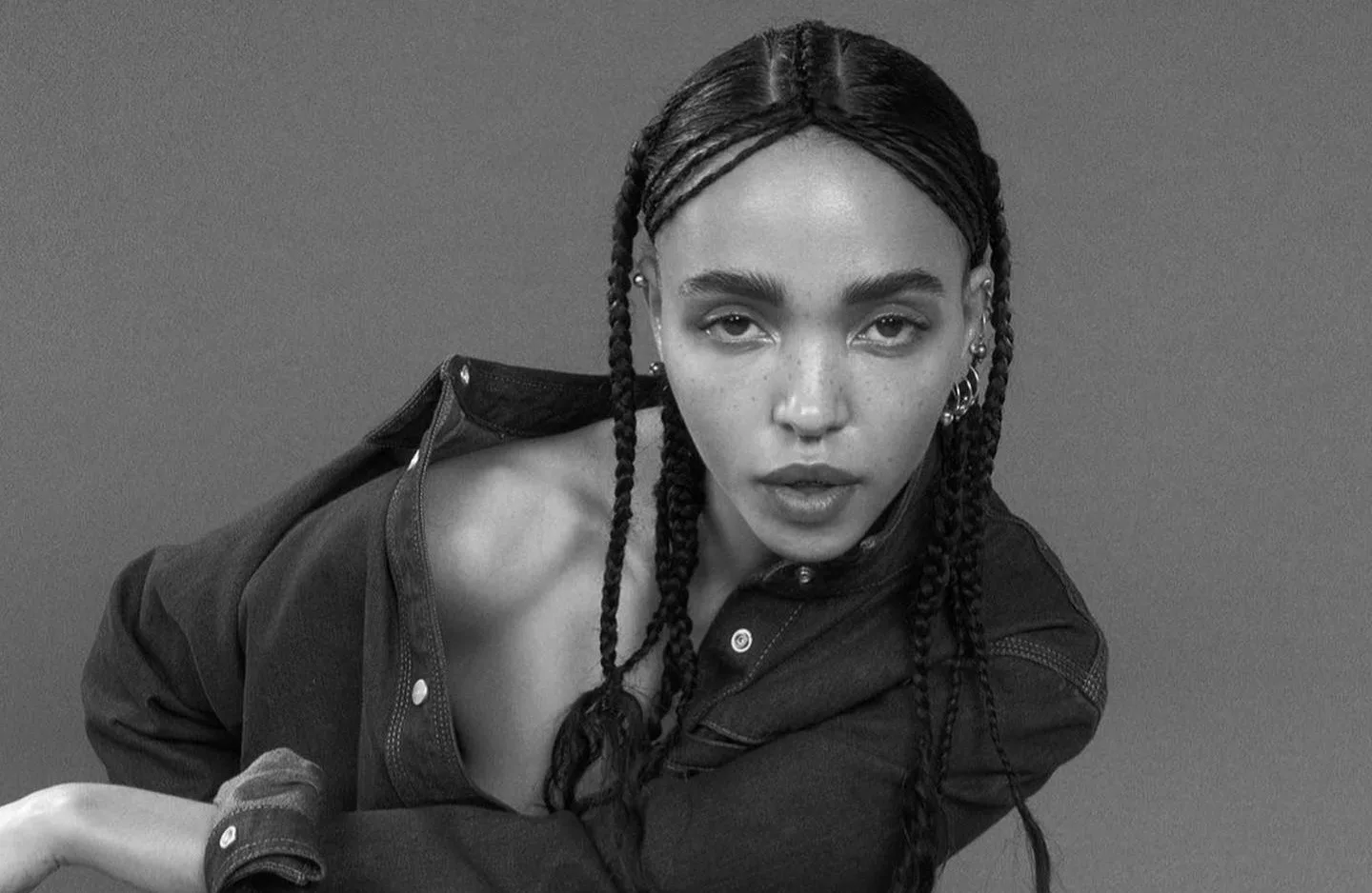 У Британії через скарги в об’єктивації жінок заборонили рекламу Calvin Klein із FKA Twigs — співачка заявила про подвійні стандарти