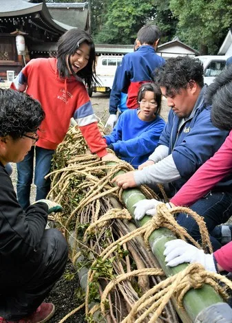 Жінки вперше взяли участь у 800-річному фестивалі вогню на заході Японії