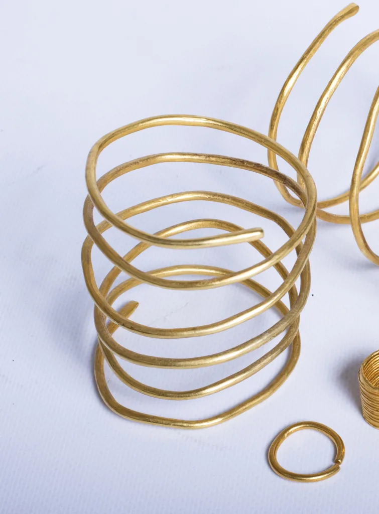 Бренд OLIZ випустив новий дроп до колекції «Викрадене мистецтво»: хустки із зображенням унікальних прикрас сарматської доби