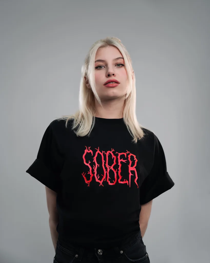 Бренд «ХУІЗИТ» і проєкт drugstore випустили профілактичний дроп унісекс-футболок SOBER