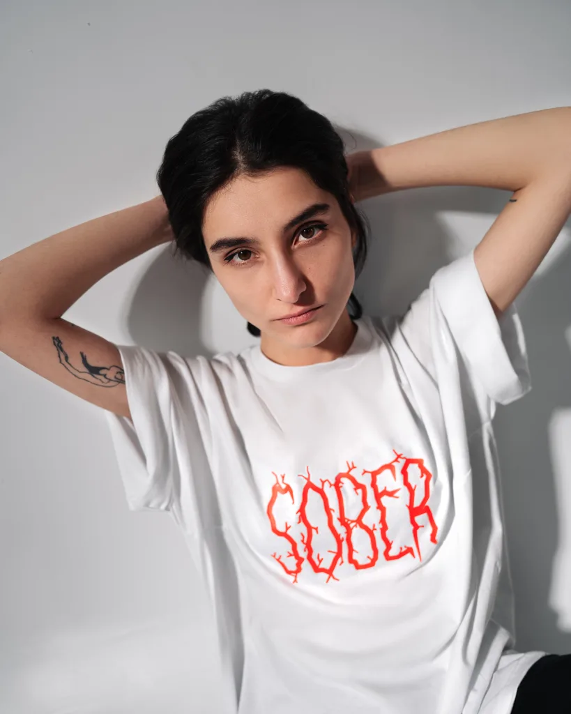 Бренд «ХУІЗИТ» і проєкт drugstore випустили профілактичний дроп унісекс-футболок SOBER