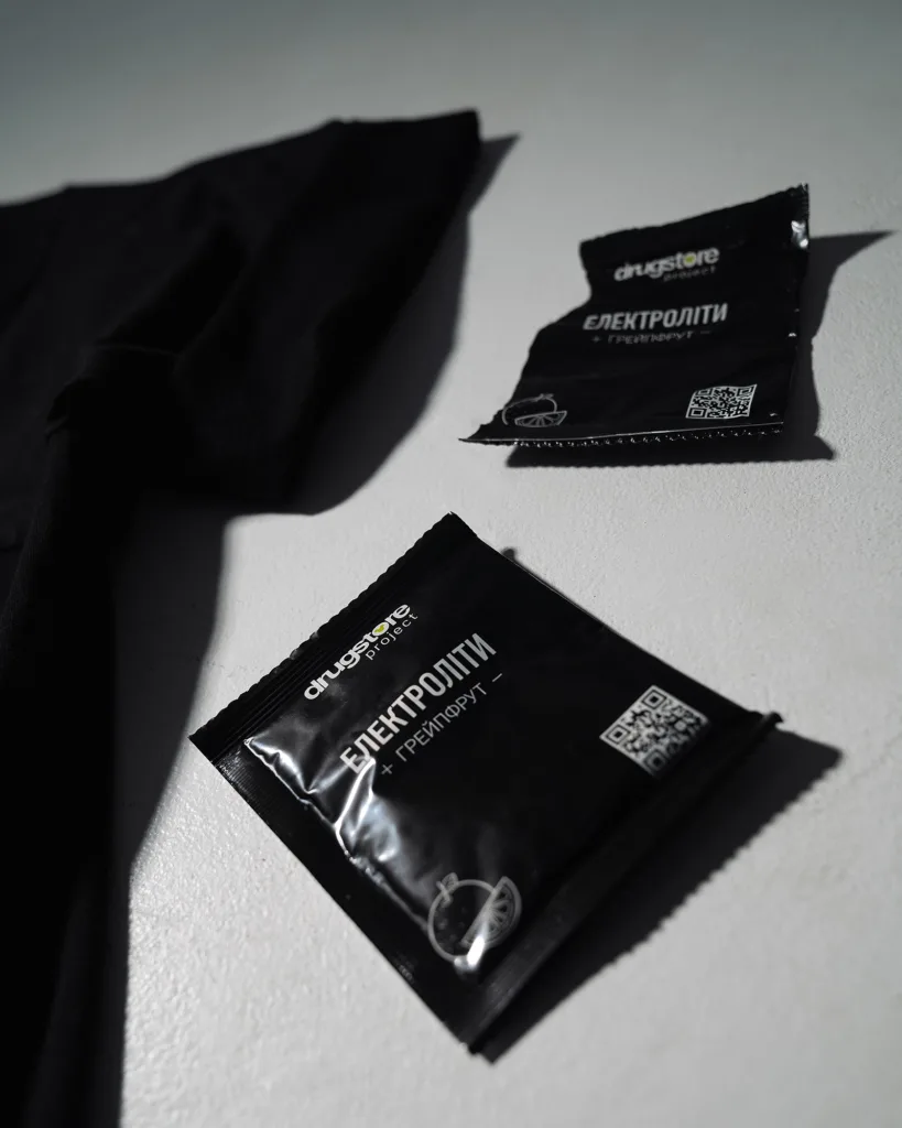 Бренд «ХУІЗИТ» і проєкт drugstore випустили профілактичний дроп унісекс-футболок SOBER