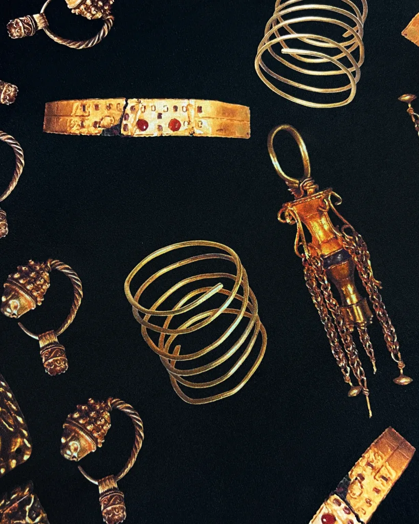 Бренд OLIZ випустив новий дроп до колекції «Викрадене мистецтво»: хустки із зображенням унікальних прикрас сарматської доби