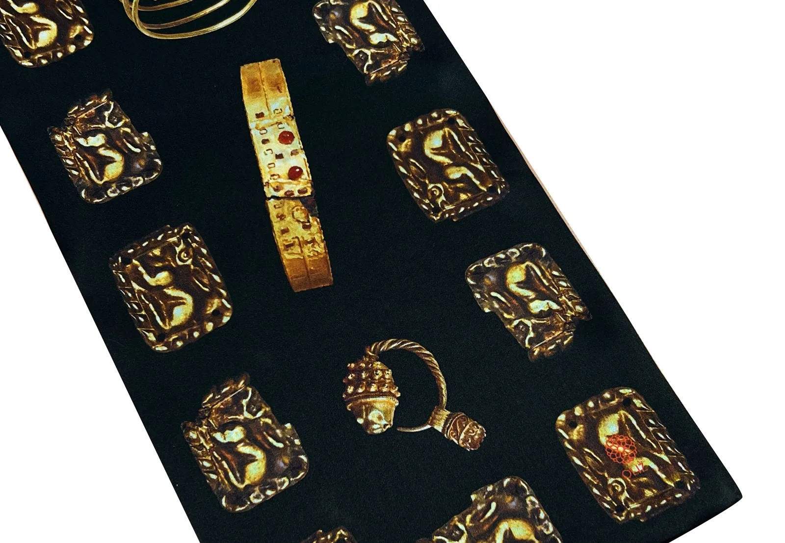 Бренд OLIZ випустив новий дроп до колекції «Викрадене мистецтво»: хустки із зображенням унікальних прикрас сарматської доби