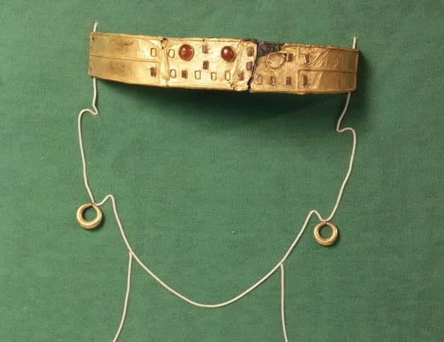 Бренд OLIZ випустив новий дроп до колекції «Викрадене мистецтво»: хустки із зображенням унікальних прикрас сарматської доби