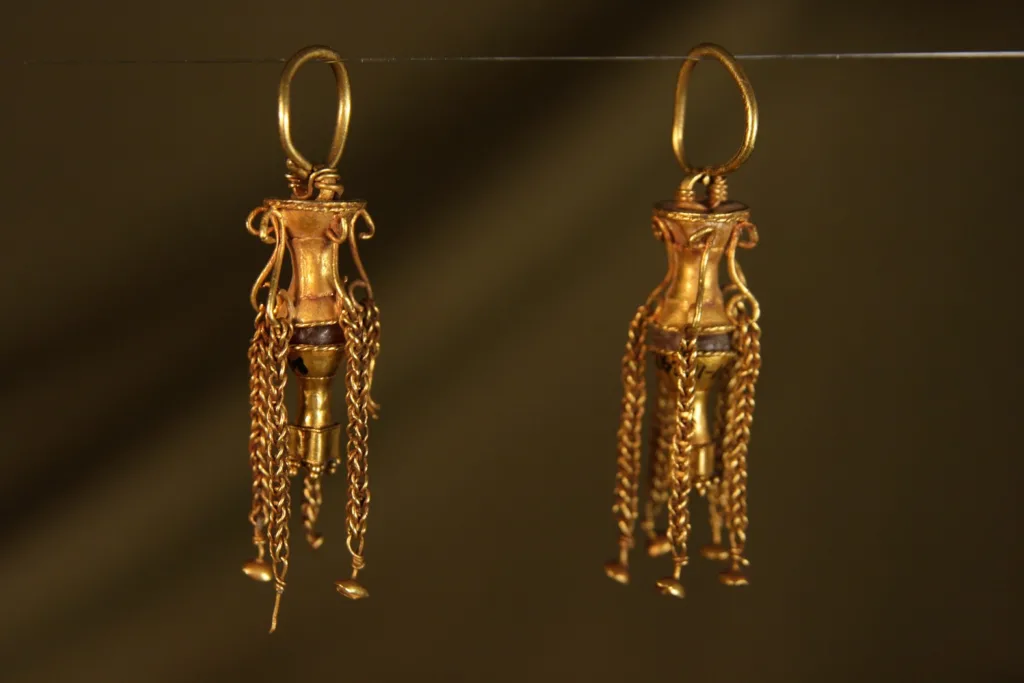 Бренд OLIZ випустив новий дроп до колекції «Викрадене мистецтво»: хустки із зображенням унікальних прикрас сарматської доби