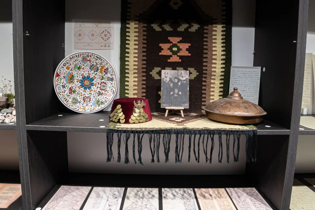 У Києві відкрили виставку «Ломикамінь. Жіночий спротив у Криму»