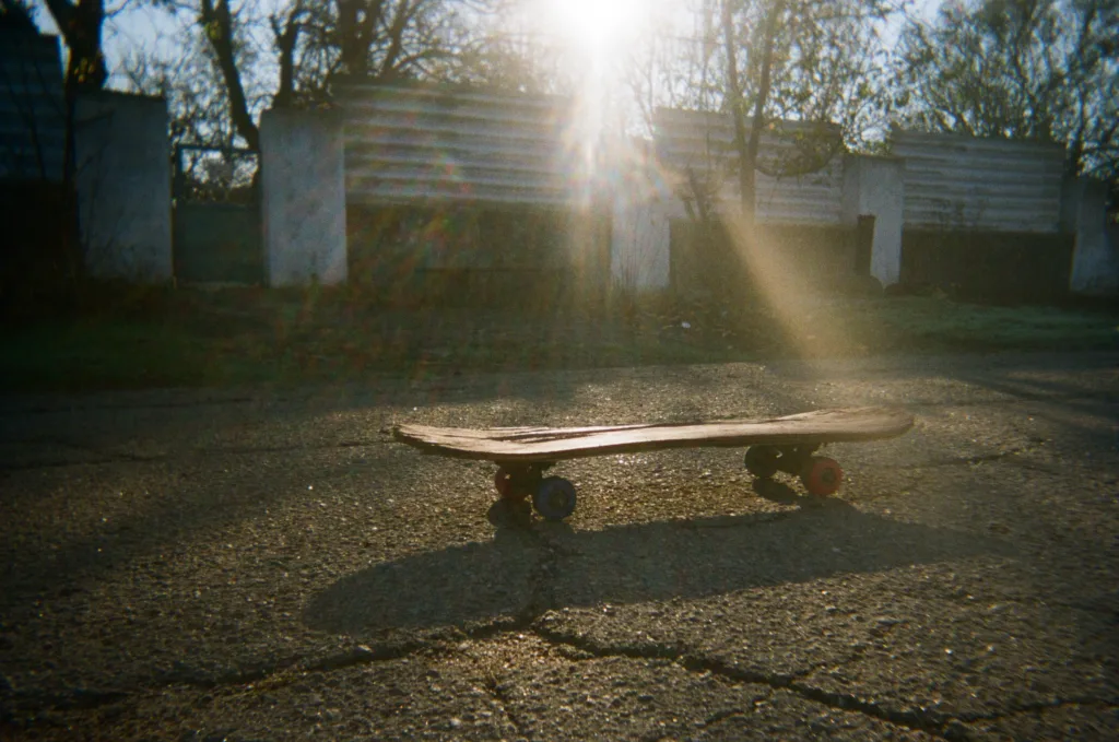 «Кінець війни, перемога і чохол на телефон». Діти з півдня України розповіли про свої мрії у фотопроєкті Behind Blue Eyes