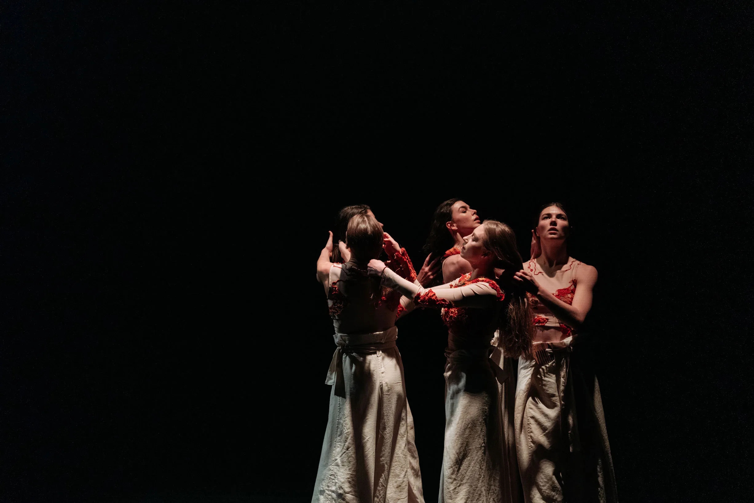 У Києві та Хмельницькому покажуть експериментальну пластичну виставу «Косачка», присвячену захисницям України