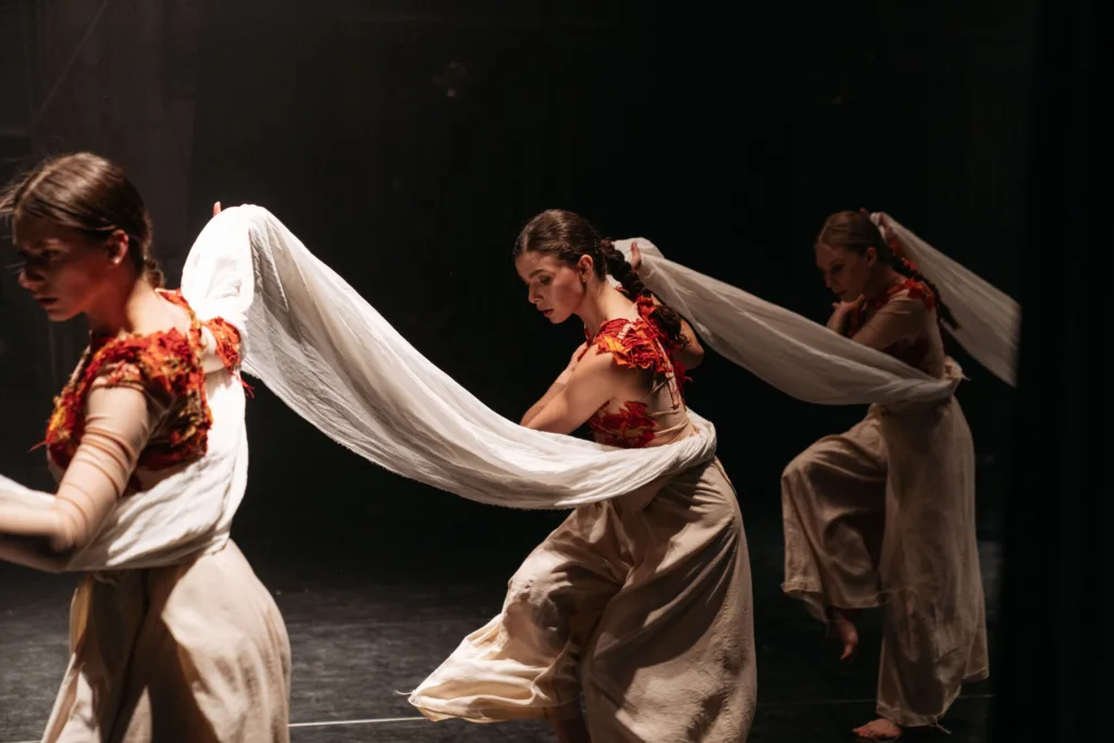 У Києві та Хмельницькому покажуть експериментальну пластичну виставу «Косачка», присвячену захисницям України