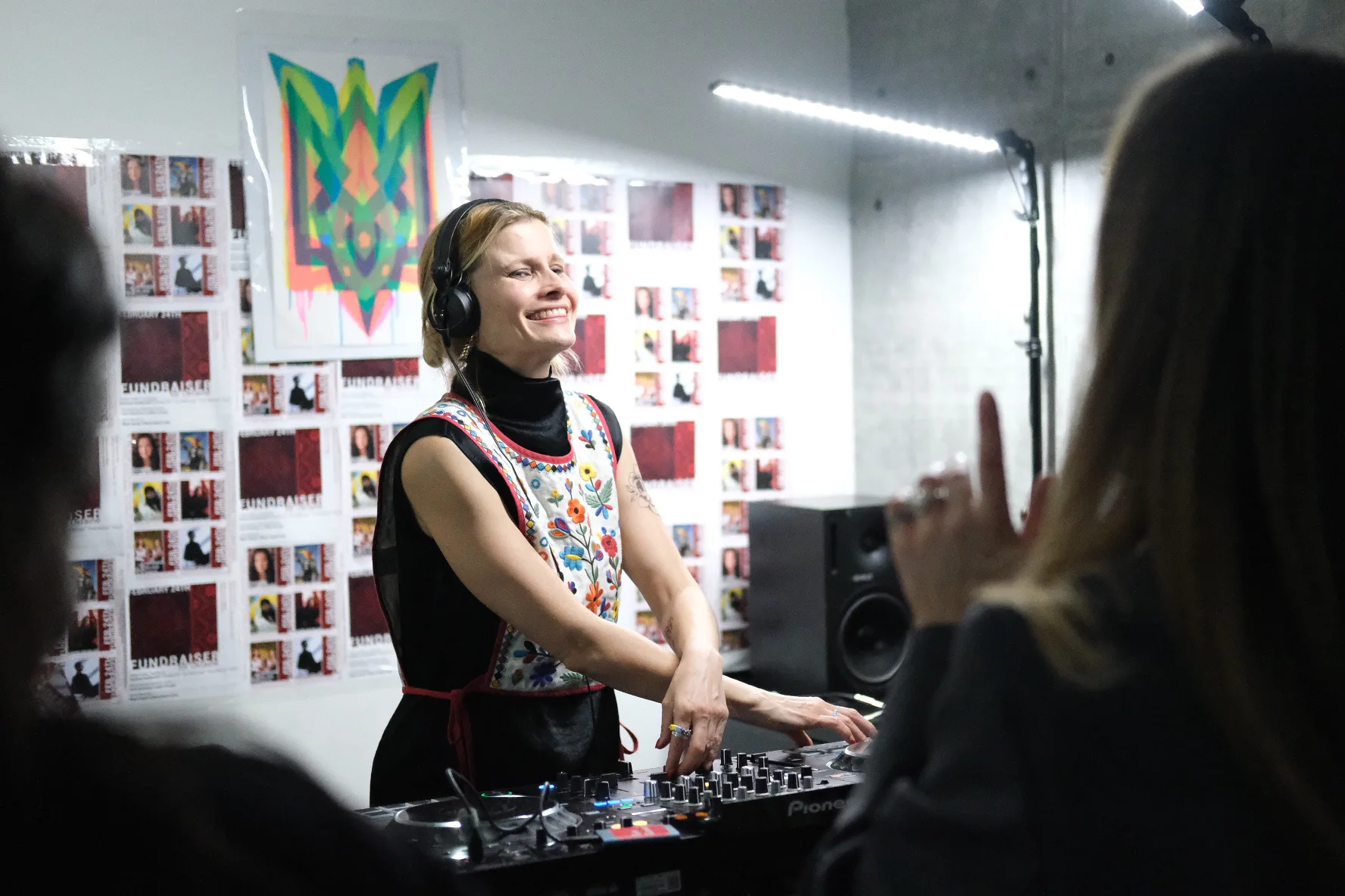 У Нью-Йорку на благодійному вечорі за участю зірки «Пліткарки» Сюзанни Шадковскі зібрали понад 300 тисяч гривень для українок у війську