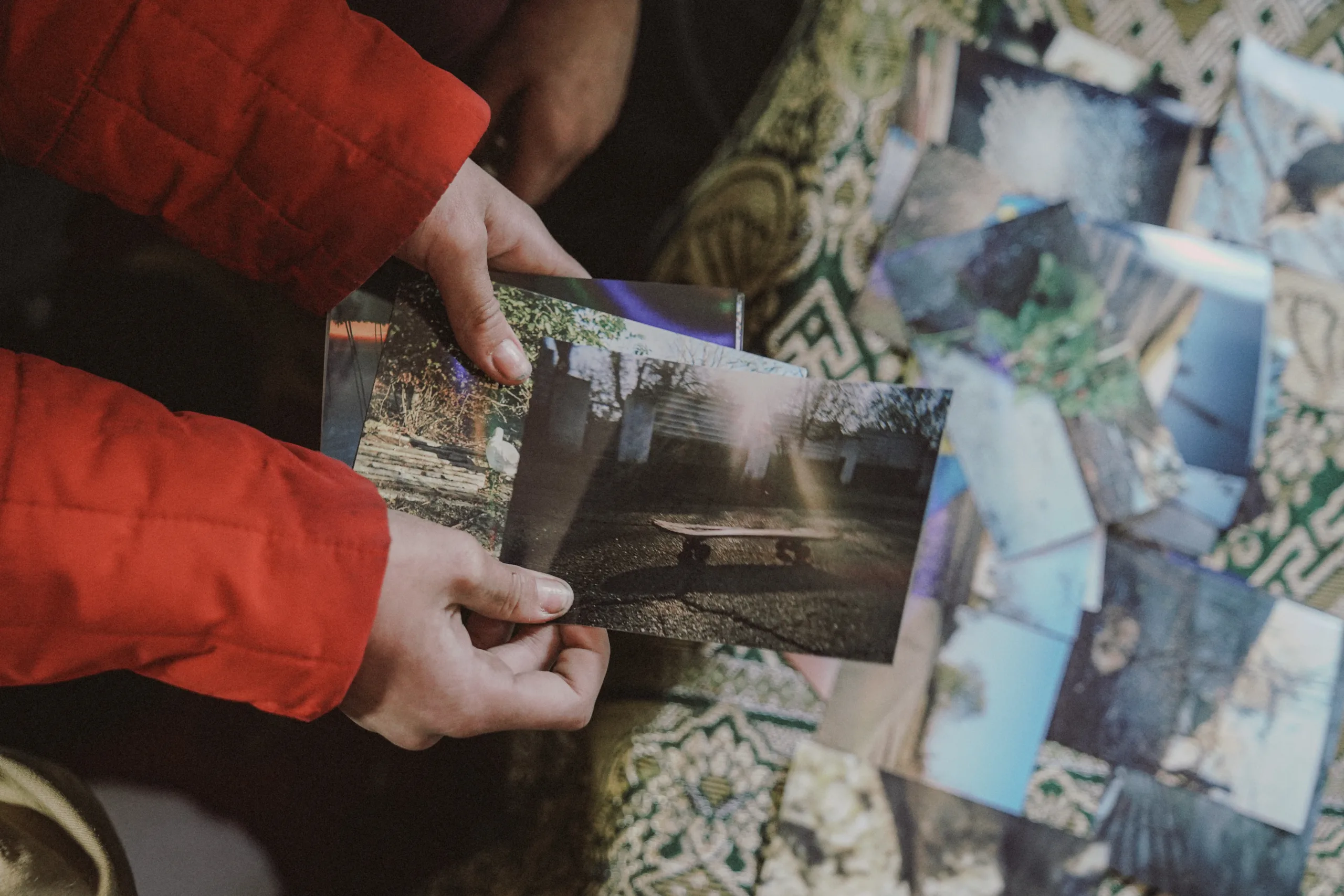 «Кінець війни, перемога і чохол на телефон». Діти з півдня України розповіли про свої мрії у фотопроєкті Behind Blue Eyes