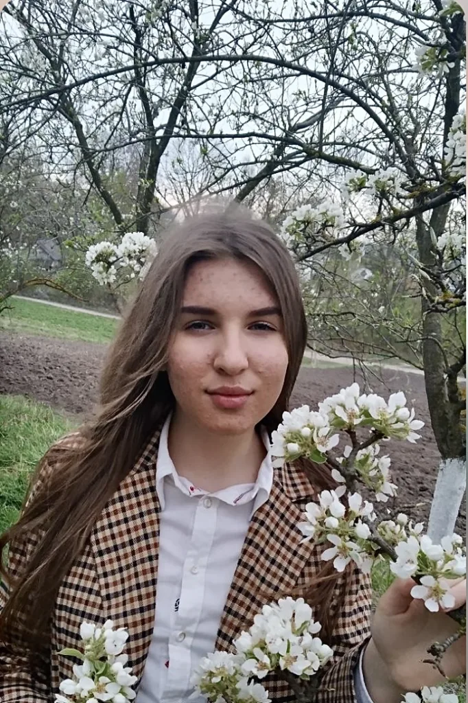 «Раніше не могла вийти на вулицю без макіяжу»: Три історії про акне від жінок 