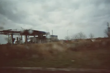 «Кінець війни, перемога і чохол на телефон». Діти з півдня України розповіли про свої мрії у фотопроєкті Behind Blue Eyes