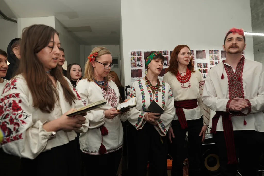 У Нью-Йорку на благодійному вечорі за участю зірки «Пліткарки» Сюзанни Шадковскі зібрали понад 300 тисяч гривень для українок у війську