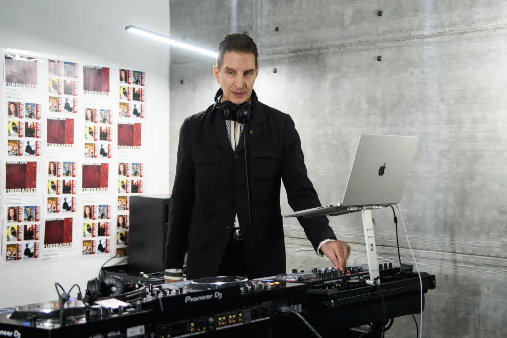 У Нью-Йорку на благодійному вечорі за участю зірки «Пліткарки» Сюзанни Шадковскі зібрали понад 300 тисяч гривень для українок у війську