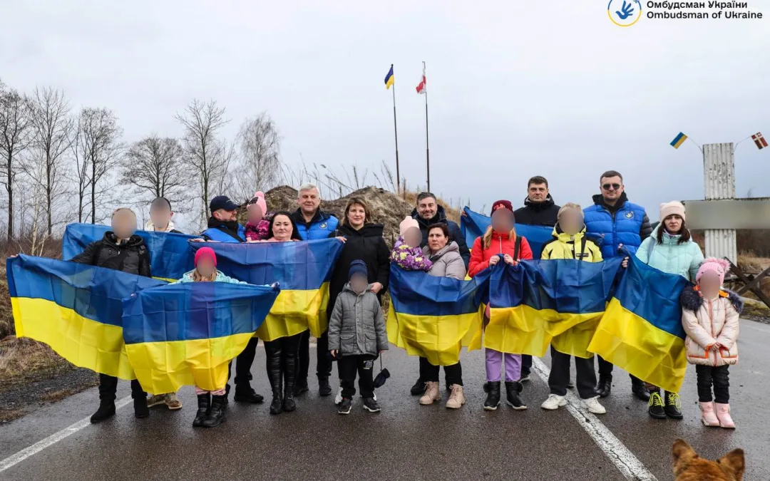 До України повернули ще 11 викрадених росією дітей — двох із них зустрічали з бригадою швидкої допомоги