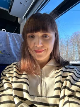 «Раніше не могла вийти на вулицю без макіяжу»: Три історії про акне від жінок 