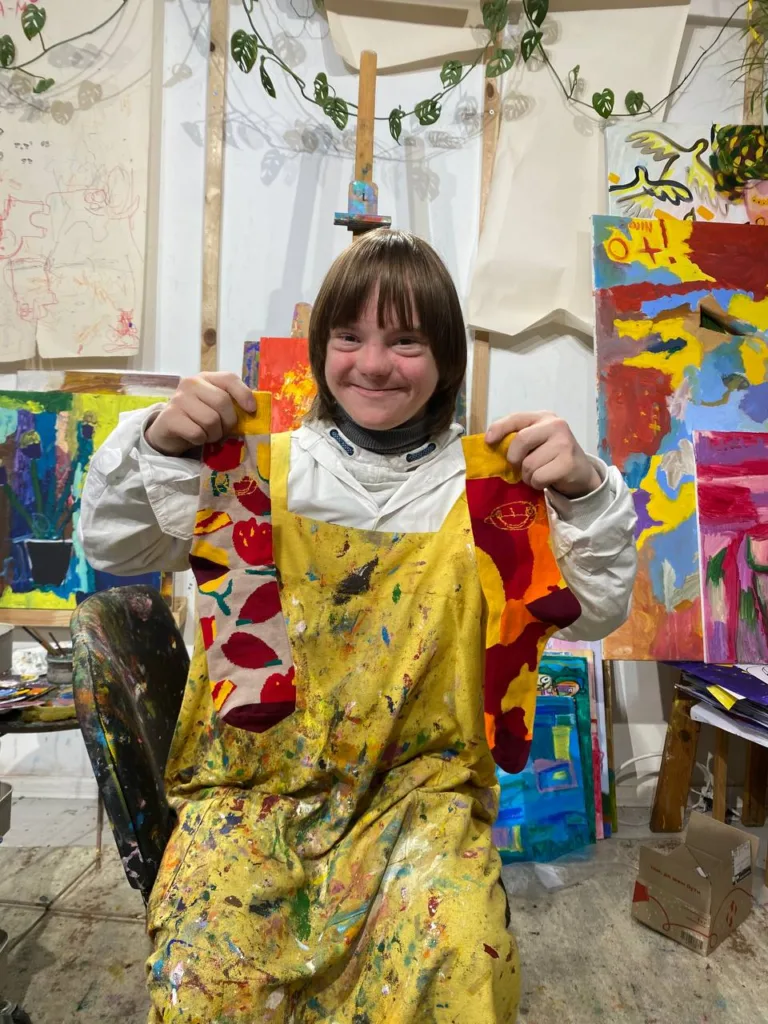 «Я хочу, щоб насамперед бачили творчість людини, а потім дізнавалися, що в неї синдром Дауна». Як працює інклюзивна студія українських митців артбрюту