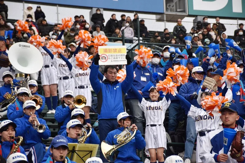 У Японії команди черлідерок вирішили виступати у шортах через фотографування дівчат під спідницями