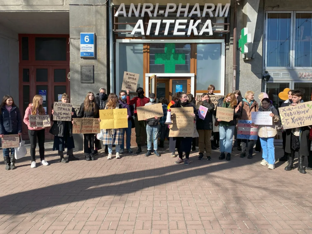 «Від армії до шкільних парт руйнуй сексизм й патріархат»: у Києві провели акцію на підтримку впровадження сексуальної освіти