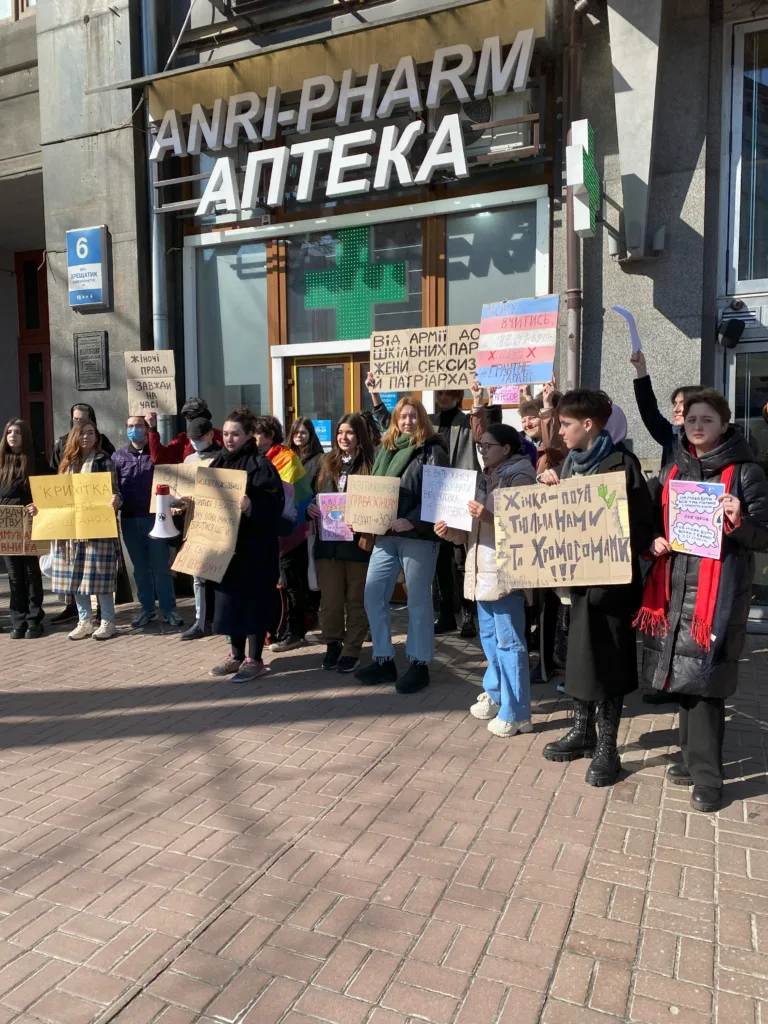 «Від армії до шкільних парт руйнуй сексизм й патріархат»: у Києві провели акцію на підтримку впровадження сексуальної освіти
