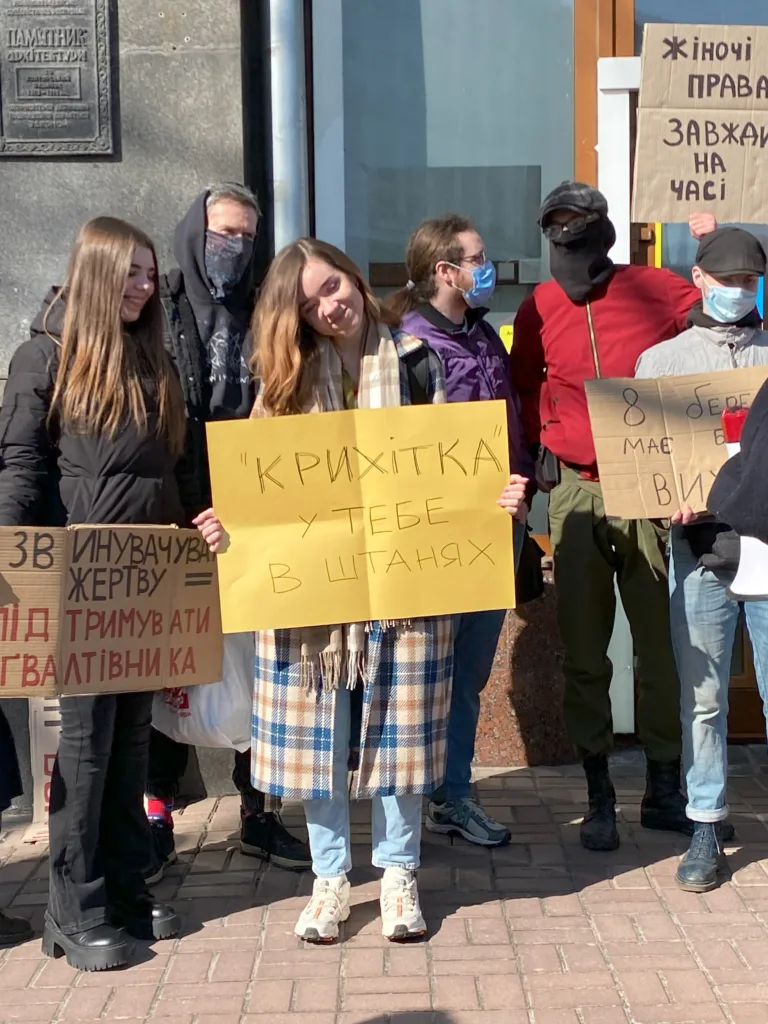 «Від армії до шкільних парт руйнуй сексизм й патріархат»: у Києві провели акцію на підтримку впровадження сексуальної освіти