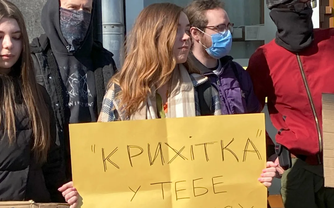 «Від армії до шкільних парт руйнуй сексизм й патріархат»: у Києві провели акцію на підтримку впровадження сексуальної освіти