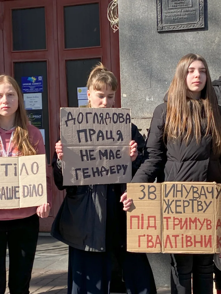 «Від армії до шкільних парт руйнуй сексизм й патріархат»: у Києві провели акцію на підтримку впровадження сексуальної освіти