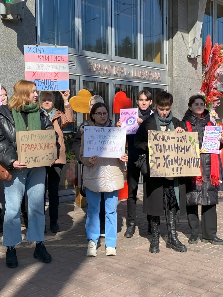 «Від армії до шкільних парт руйнуй сексизм й патріархат»: у Києві провели акцію на підтримку впровадження сексуальної освіти