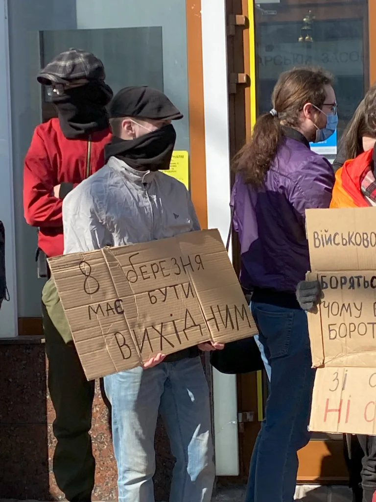 «Від армії до шкільних парт руйнуй сексизм й патріархат»: у Києві провели акцію на підтримку впровадження сексуальної освіти