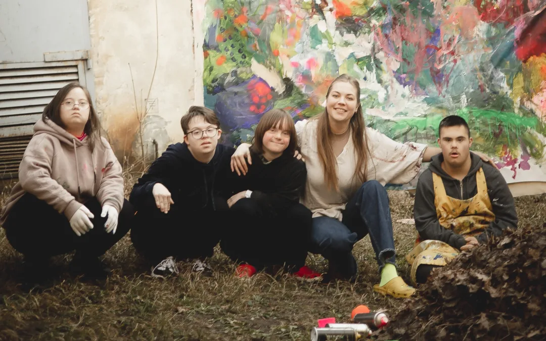 «Я хочу, щоб насамперед бачили творчість людини, а потім дізнавалися, що в неї синдром Дауна». Як працює інклюзивна студія українських митців артбрюту