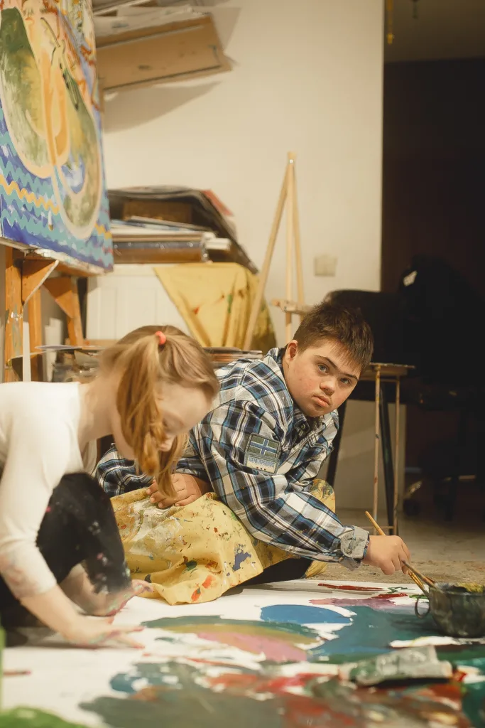 «Я хочу, щоб насамперед бачили творчість людини, а потім дізнавалися, що в неї синдром Дауна». Як працює інклюзивна студія українських митців артбрюту