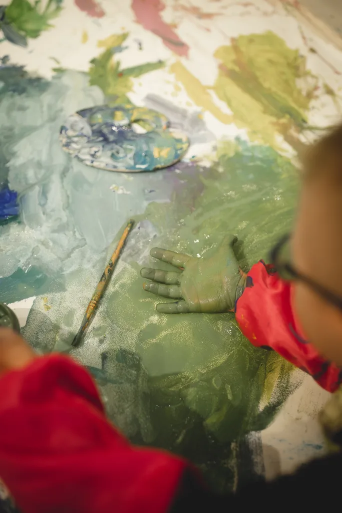 «Я хочу, щоб насамперед бачили творчість людини, а потім дізнавалися, що в неї синдром Дауна». Як працює інклюзивна студія українських митців артбрюту