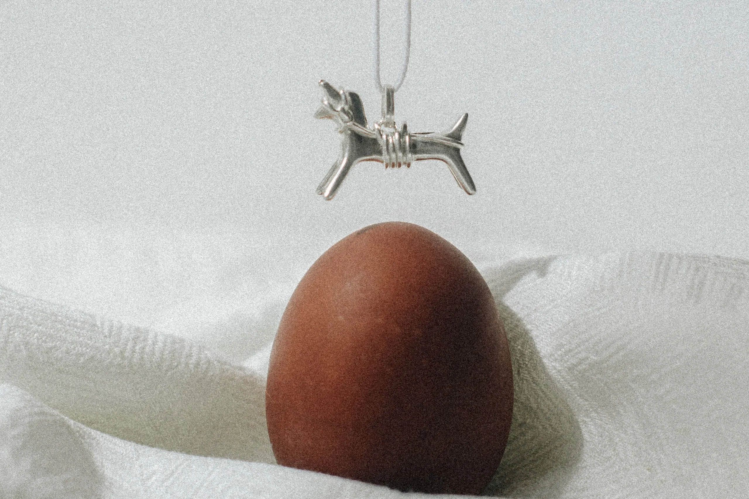 Бренд Tycho презентував до Великодня срібні прикраси у вигляді сирних коників