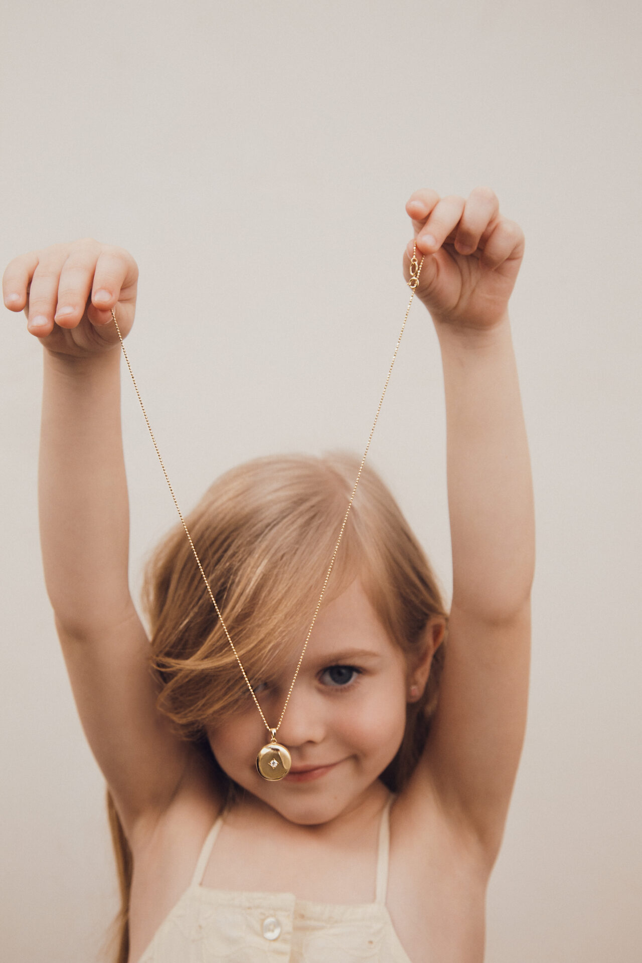 Спогади на двох: ювелірний дім SOVA випустив капсулу кулонів до Дня матері