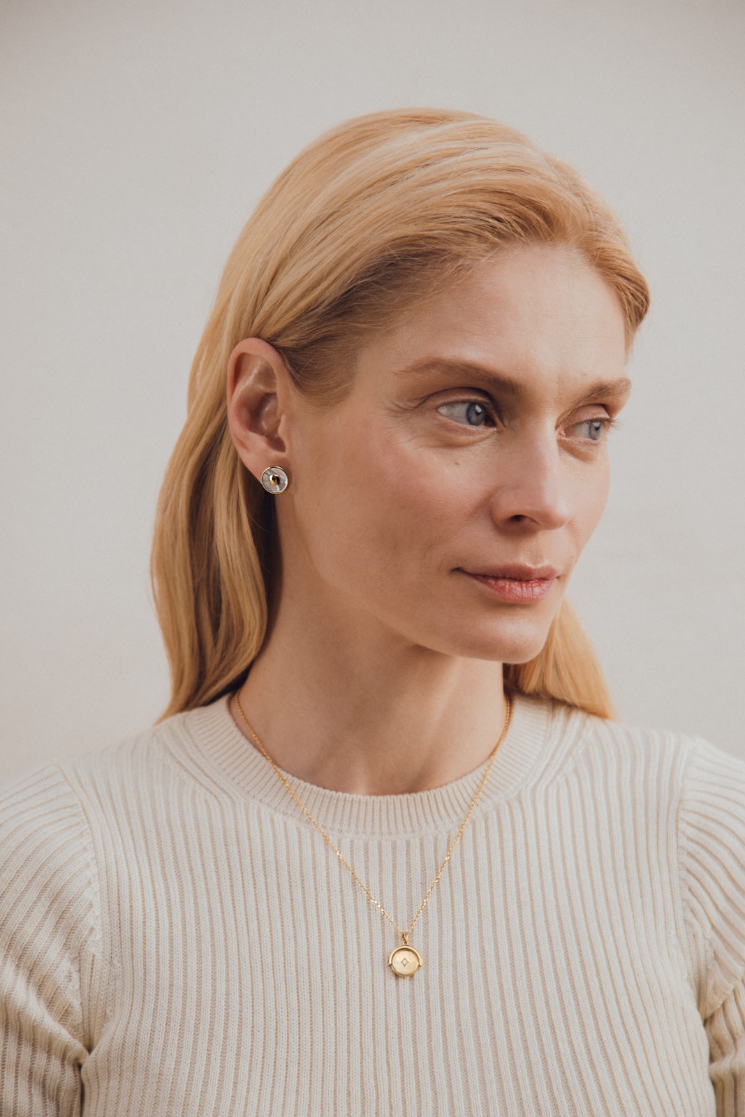 Спогади на двох: ювелірний дім SOVA випустив капсулу кулонів до Дня матері