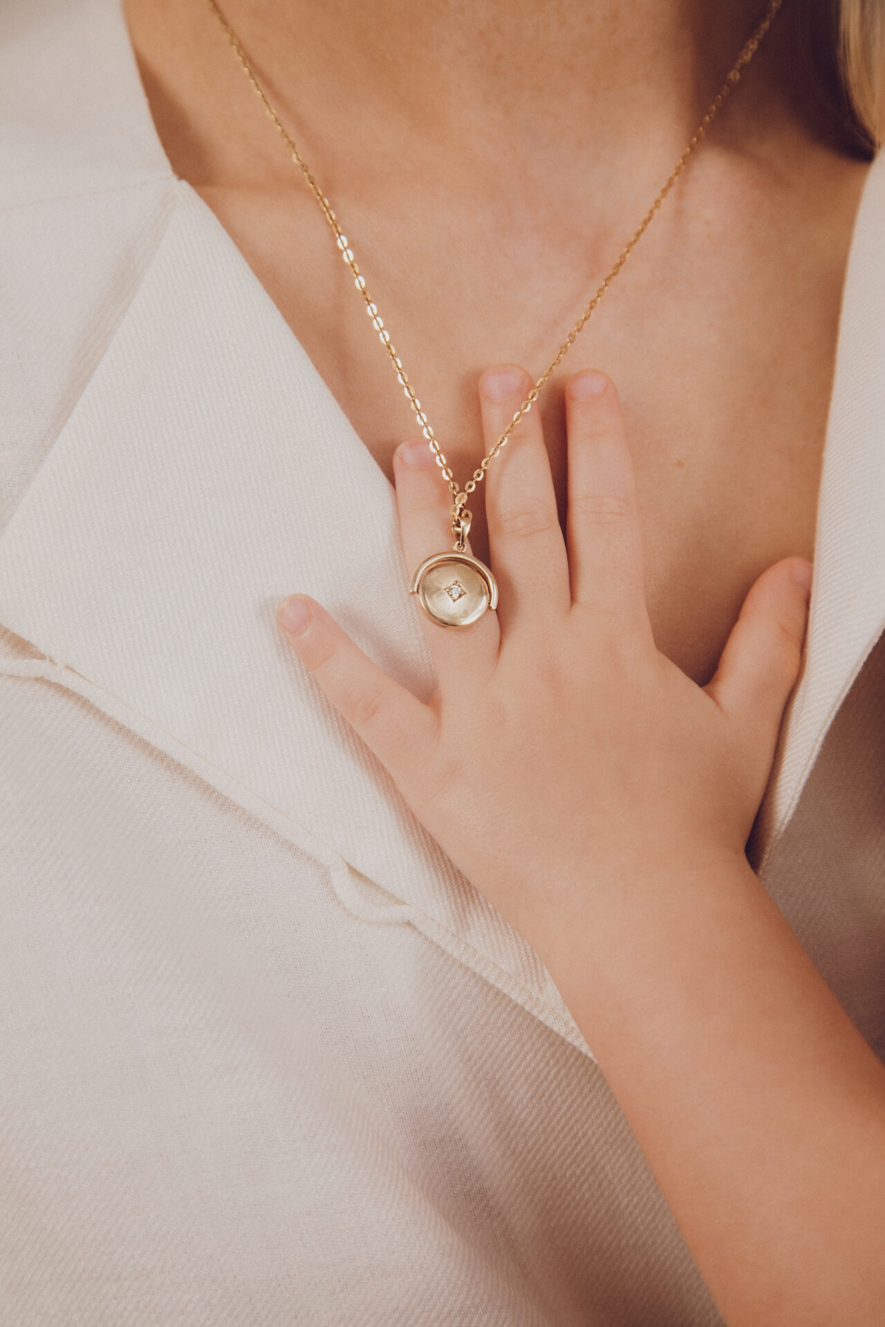 Спогади на двох: ювелірний дім SOVA випустив капсулу кулонів до Дня матері