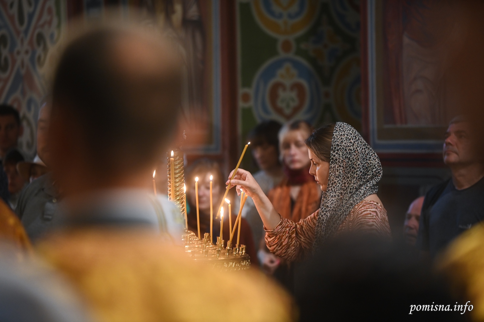 У ПЦУ спростували міф про заборону жінкам відвідувати храми в штанах