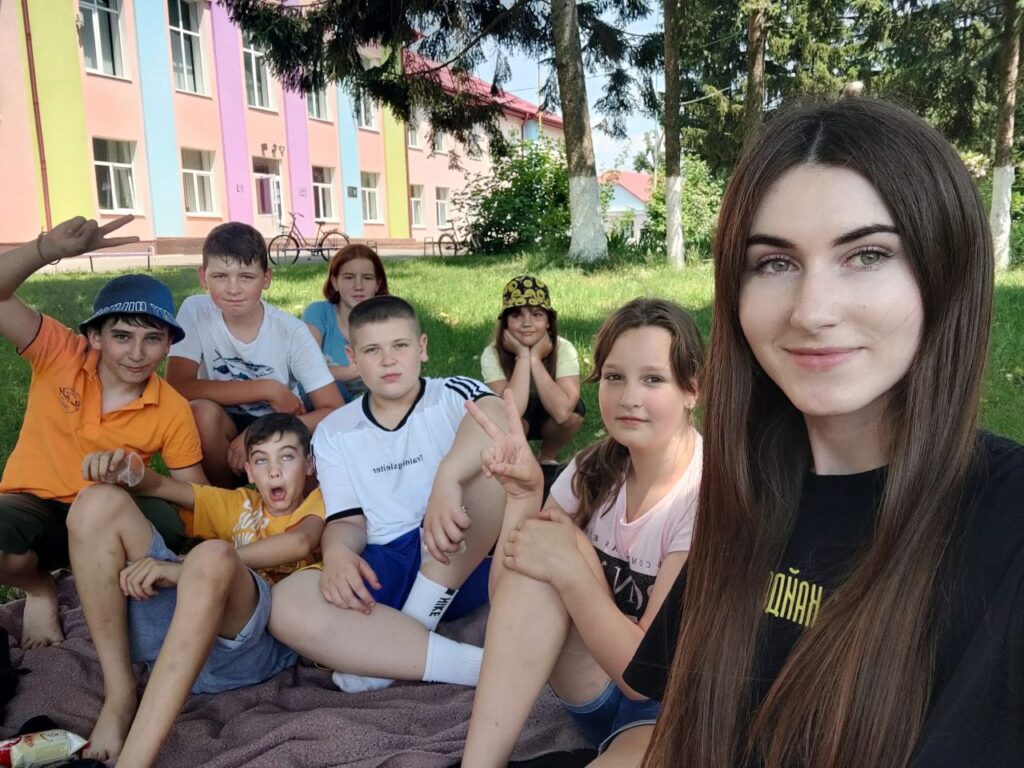 «Задавала розробити біо профілю в інстаграмі письменника, якого вивчали». Історії жінок, які змінили фах під час війни та поїхали вчителювати