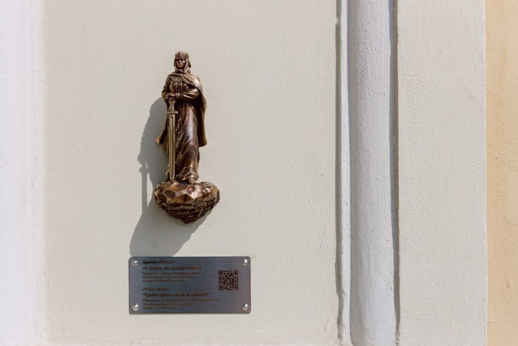 У Києві відкрили нову мініскульптуру проєкту «Шукай!», що розкриває головний секрет пам’ятника княгині Ользі