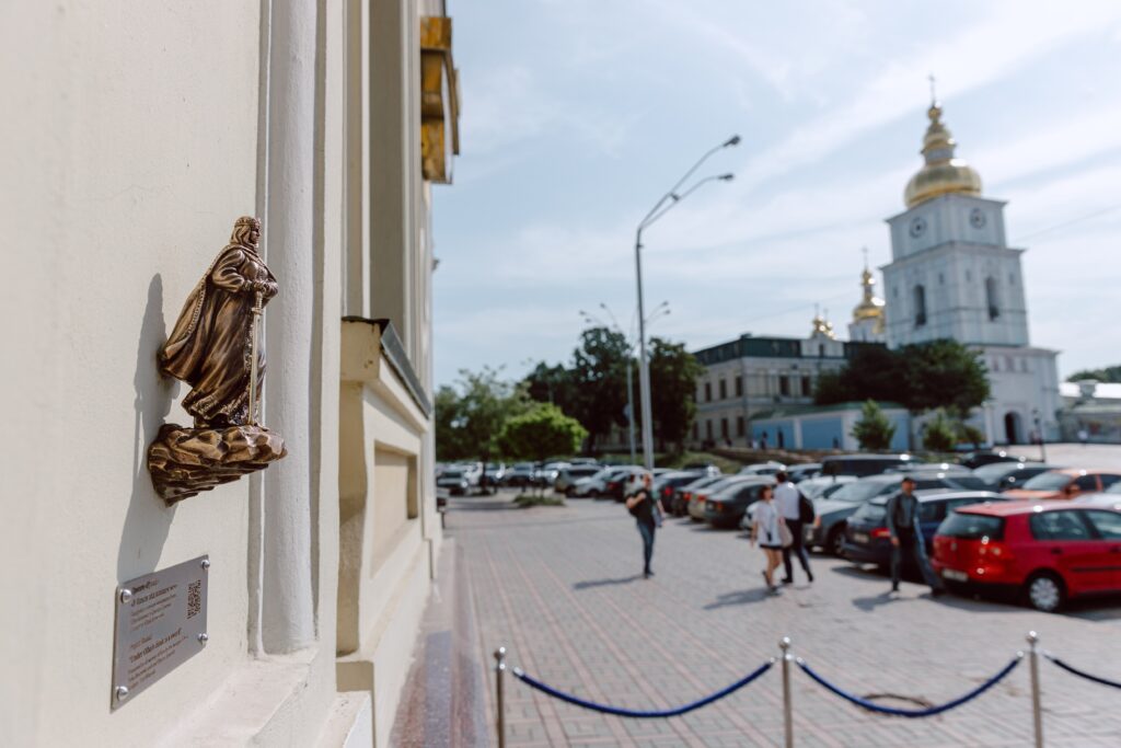 У Києві відкрили нову мініскульптуру проєкту «Шукай!», що розкриває головний секрет пам’ятника княгині Ользі