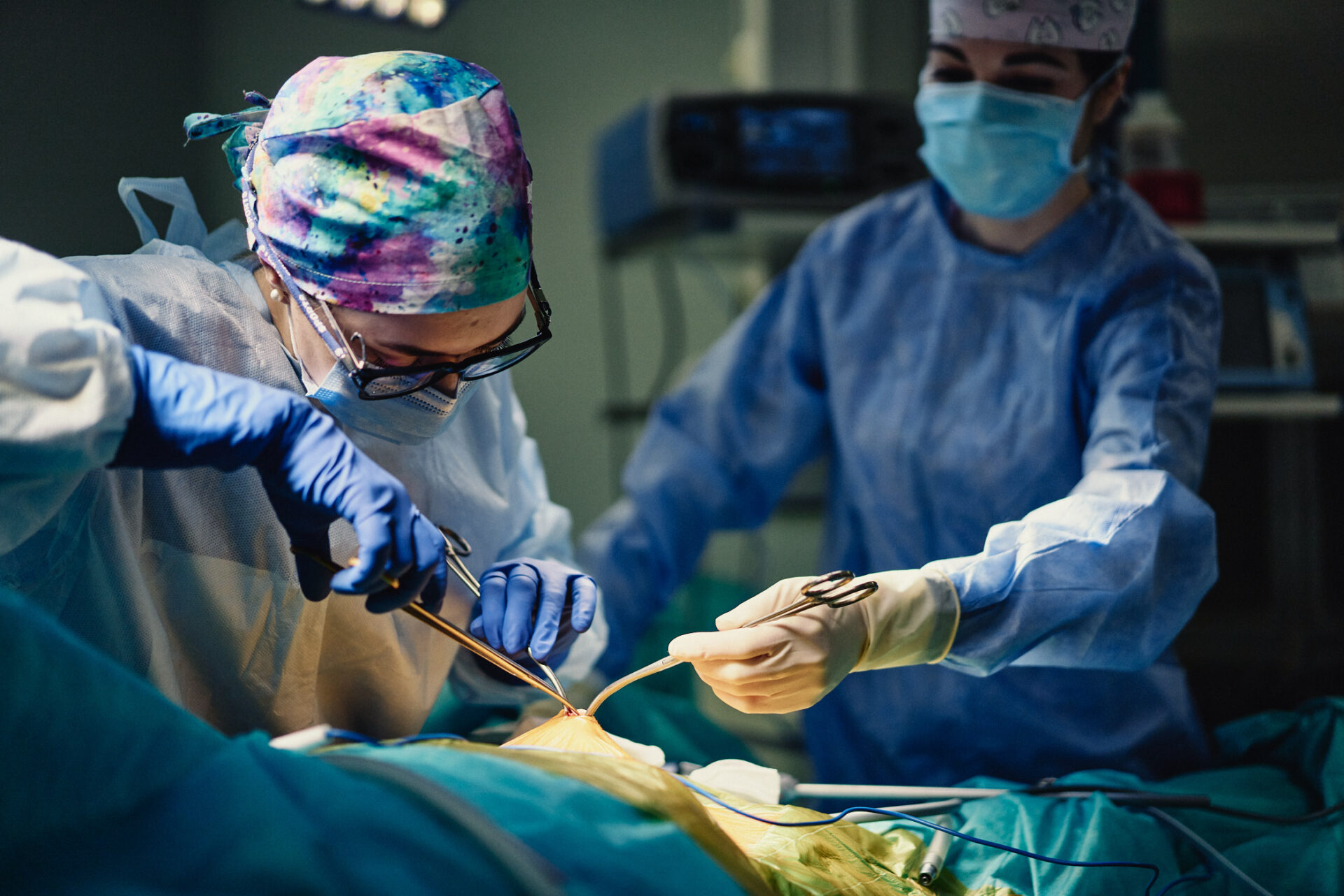 Понад 80% хірургинь в Україні стикалися з гендерною дискримінацією, а 55% зазнали домагань з боку колег — дослідження