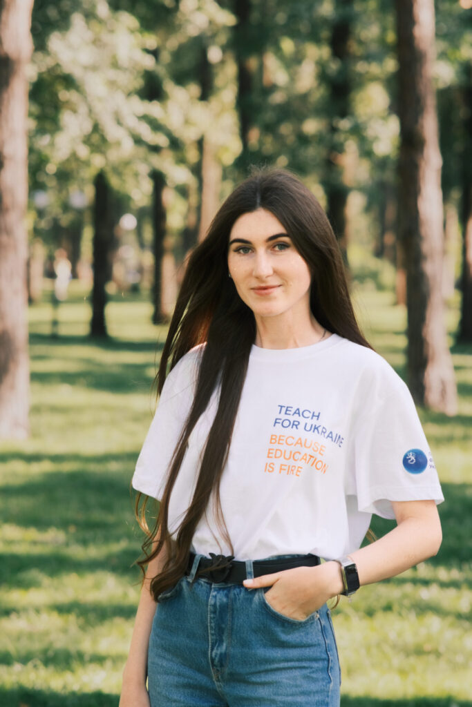 «Задавала розробити біо профілю в інстаграмі письменника, якого вивчали». Історії жінок, які змінили фах під час війни та поїхали вчителювати