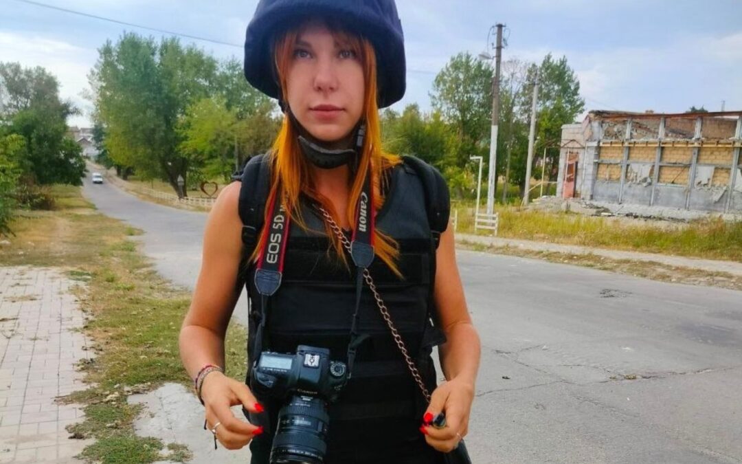 Всі статті 27 «Фотографія здатна розповісти історію за допомогою одного кадру». Як і для чого українська фотографка Ніна Ляшонок знімає наслідки війни