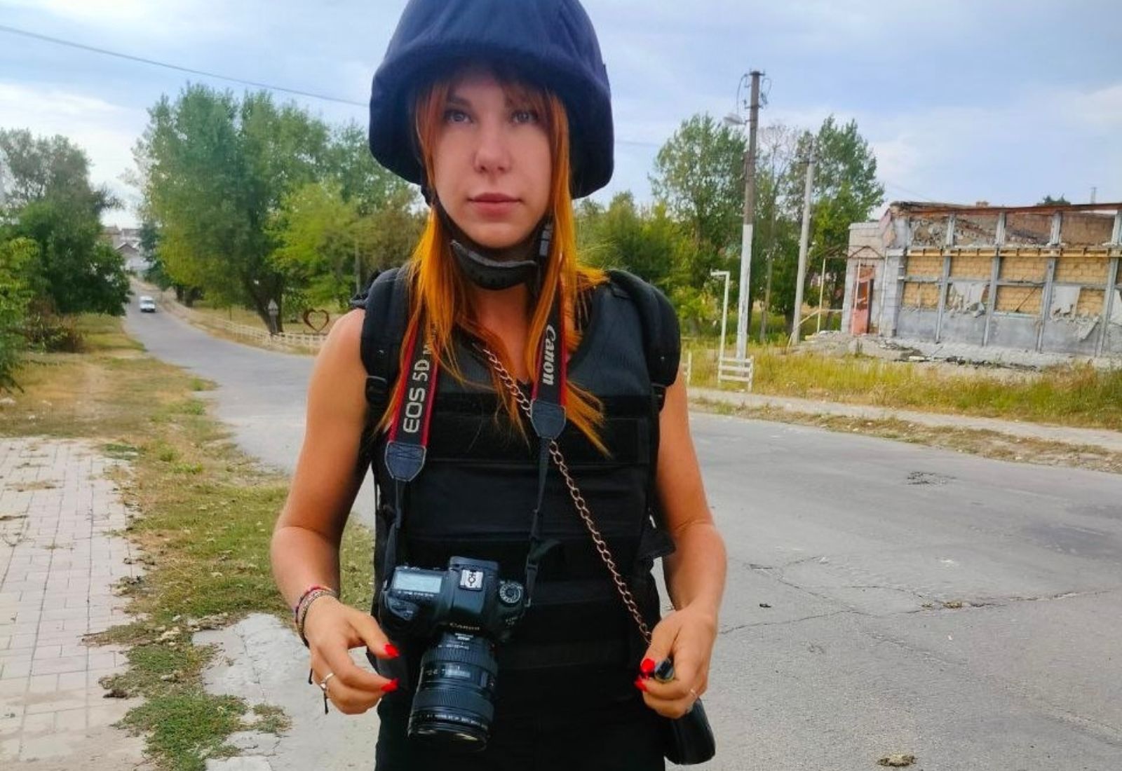 «Фотографія здатна розповісти історію за допомогою одного кадру». Як і для чого українська фотографка Ніна Ляшонок знімає наслідки війни