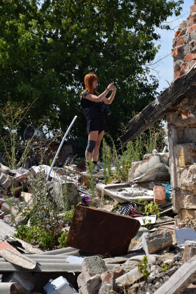 «Фотографія здатна розповісти історію за допомогою одного кадру». Як і для чого українська фотографка Ніна Ляшонок знімає наслідки війни